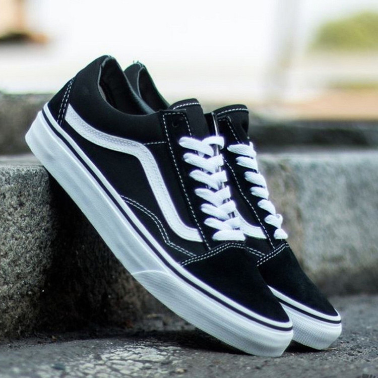 کفش کتونی ونس مشکی سفید(Vans Old Skool) | کلاسیکترین استایل خیابانی