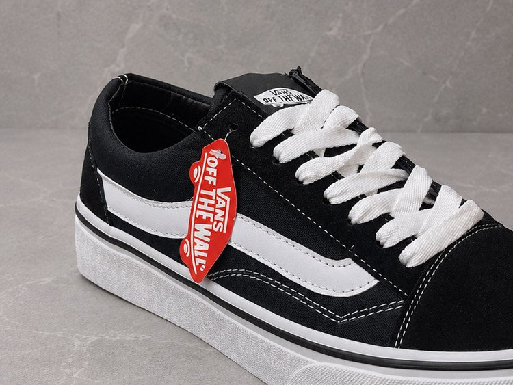 کفش کتونی ونس مشکی سفید(Vans Old Skool) | کلاسیکترین استایل خیابانی