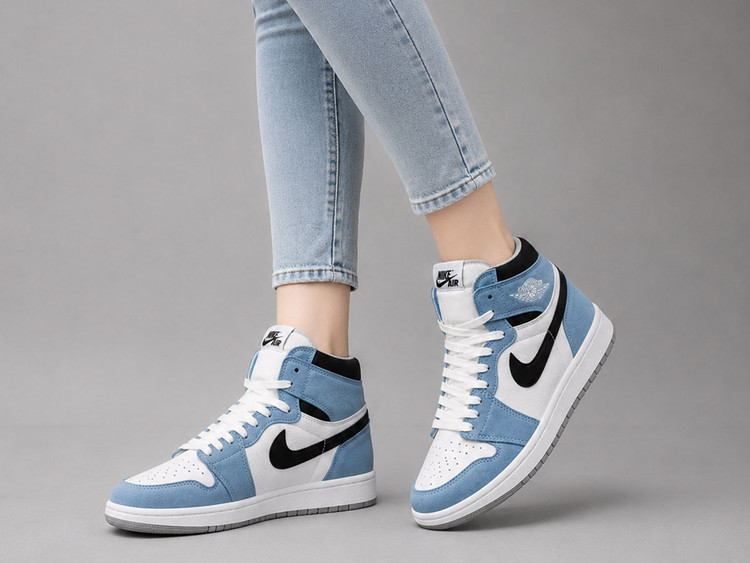 کفش کتونی نایک ایر جردن ۱ لو دخترانه آبی سفید (Jordan 1 Low) | استایل جذاب
