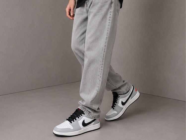 کفش کتونی نایک ایر جردن ۱ لو طوسی مشکی (Light Smoke Grey)