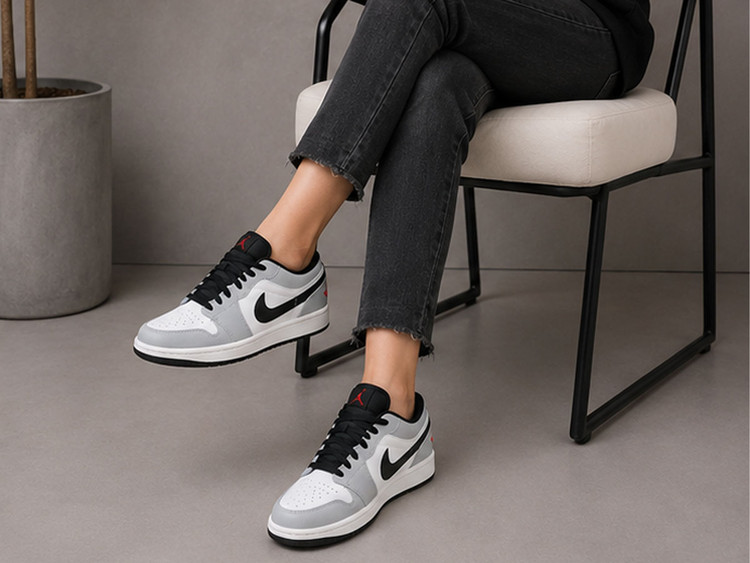 کفش کتونی نایک ایر جردن ۱ لو طوسی مشکی (Light Smoke Grey)