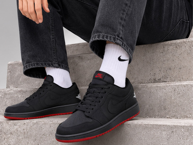 کفش کتونی نایک ایر جردن ۱ لو مشکی زیره قرمز (Jordan 1 Low)