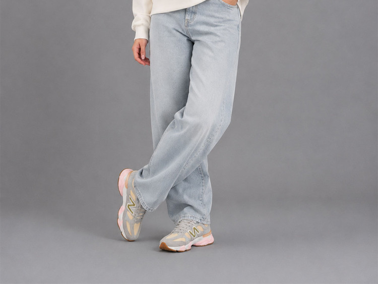 کفش کتونی نیوبالانس ۹۰۶۰ طوسی صورتی (New Balance 9060)